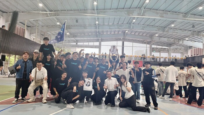 61周年校慶啦啦隊與系友合影圖片